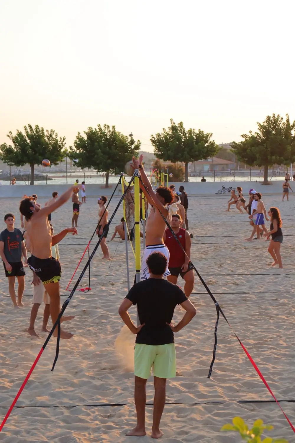 Un contre au filet pendant un match de beach volley de l'association au Mourillon