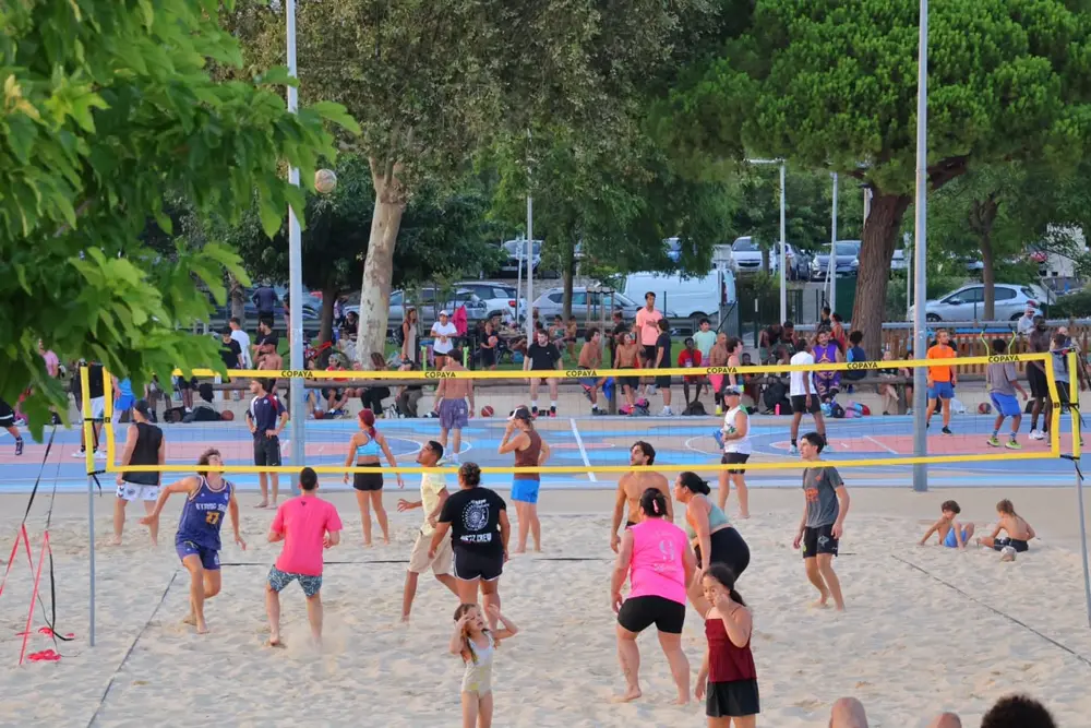Les terrains de beach volley du Mourillon remplis de joueurs un soir d'été à Toulon